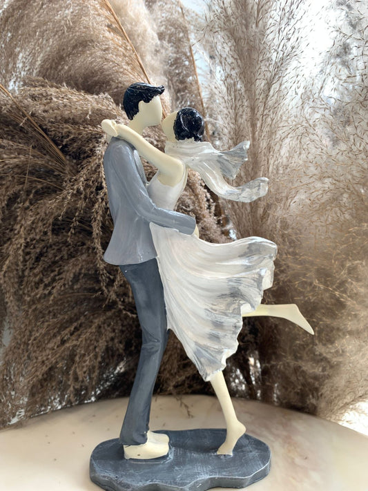 KISSING COUPLE